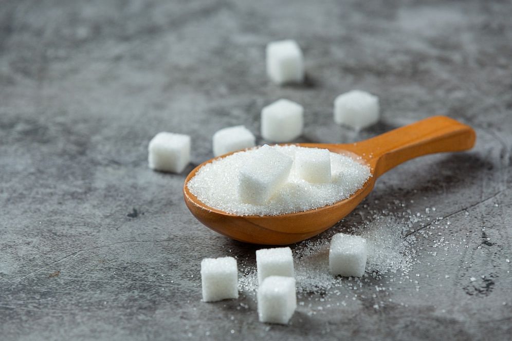 Which has more calories? (Image via Freepik/Jcomp)
